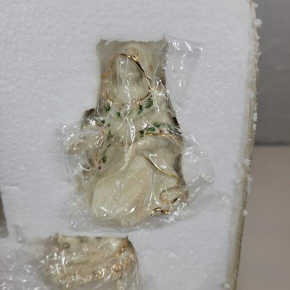 Lenox Christmas Nativity Set Ivory Porcelain 24 kt Gold Trim NEW Dead Stock 7 Pc - Picture 6 of 13